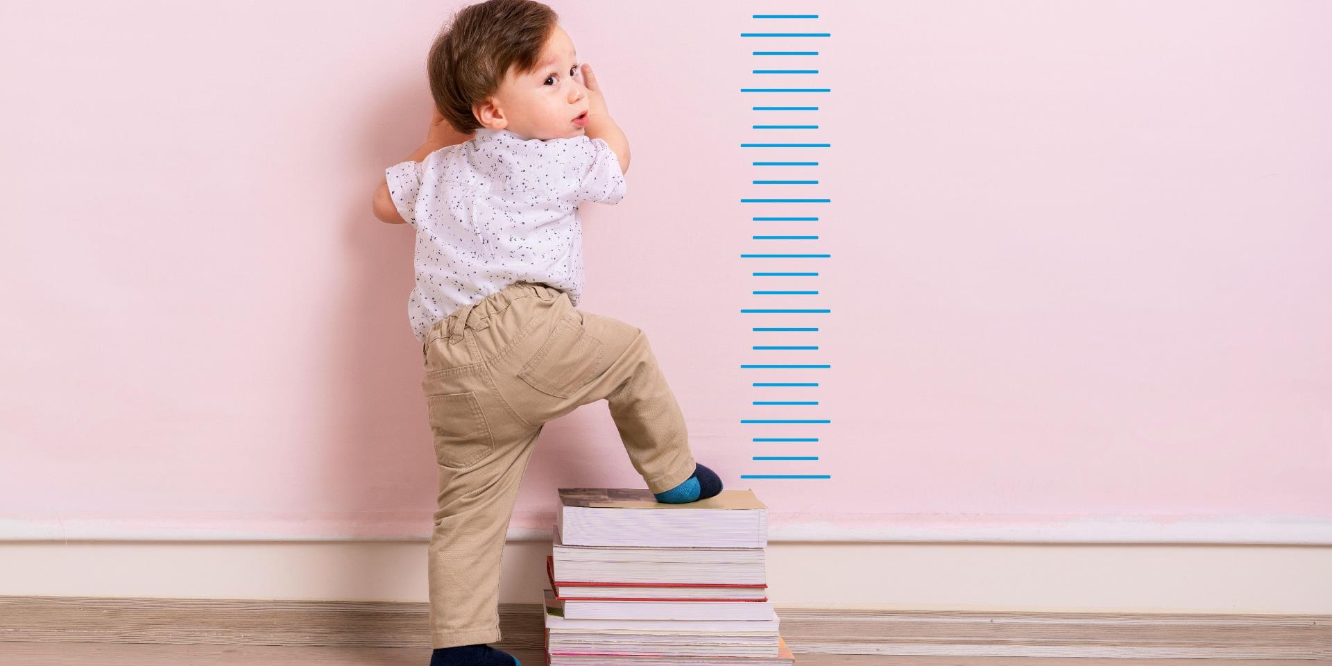 ילד מנסה לטפס על ערימת ספרים